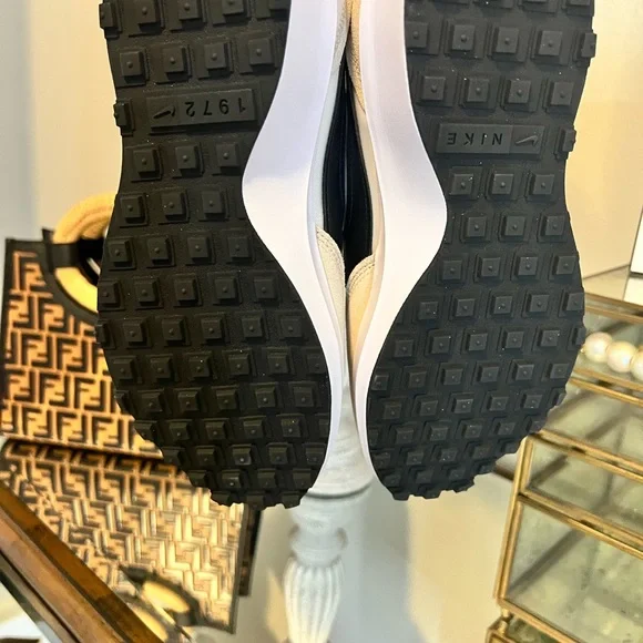 New with box! 7.5 Nikes - Picture 3 of 4